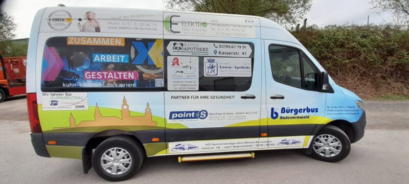 2025-04-17-Bus rechte Seite Kuhn Edelstahl Apo Baeren Loewen Wupper WA0001