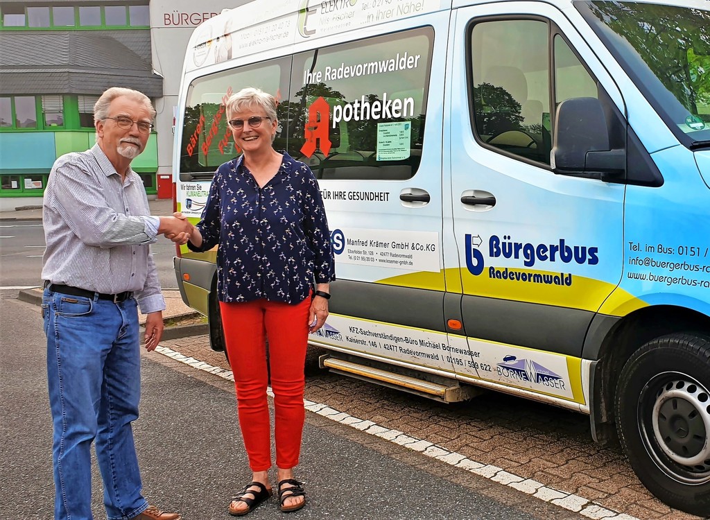 Seit 2023 ist Heidi Varosi die Vorsitzende des Vereins. Hier gratuliert ihr Vorgänger Eberhard Wolff. Foto sebu Archiv